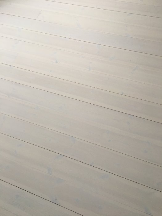 Ett massivt furugolv behandlat med vitt pigment som ser vitare ut än förväntat.
