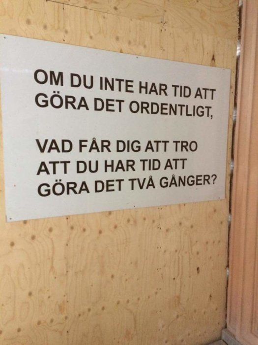 Affisch med texten "Om du inte har tid att göra det ordentligt, vad får dig att tro att du har tid att göra det två gånger?" på en byggarbetsplats.