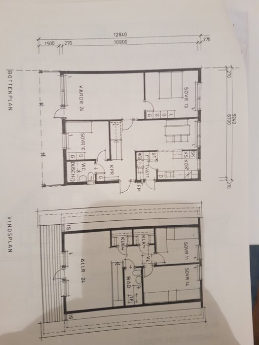 En arkitektritning av bottenvåningen och vindsvåningen i ett hus med mått och rum betecknade.