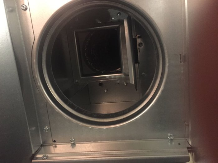 Interiör av en öppen Franke Tender 722 köksfläkt med synligt spjäll och mekaniska delar.