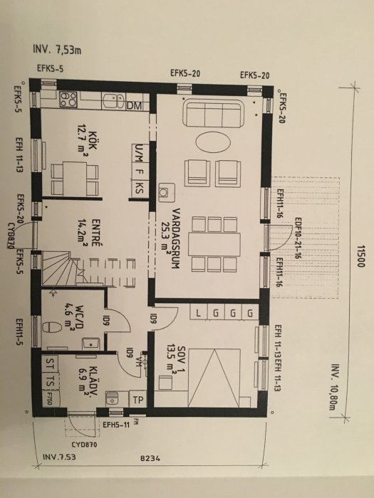 Ritning av en Smålandsvilla som visar planlösningen med borttagen vägg mellan sov- och vardagsrum.