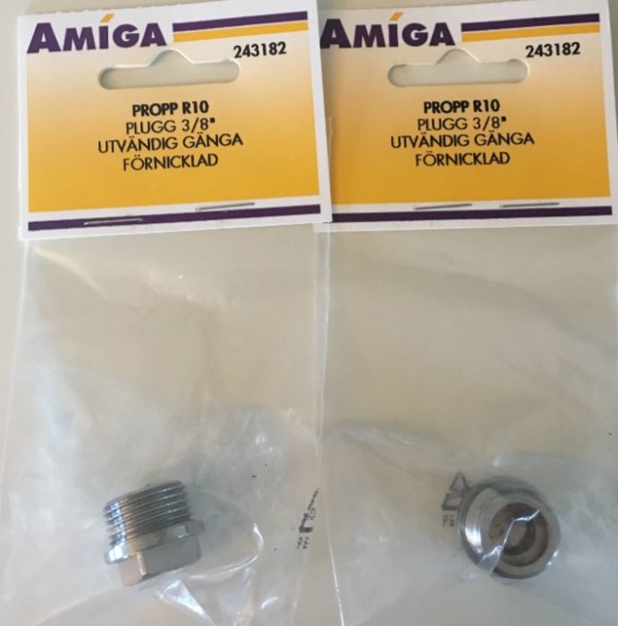 Två förpackade rörproppar märkta 'PROPP R10 PLUGG 3/8" UTVÄNDIG GÅNGA FÖRNICKLAD' på en vit yta.