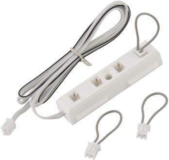 En anslutningsdosa med tre uttag och kopplingskablar för att installera spotlights.