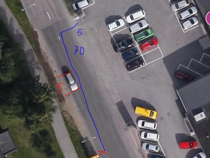 Flygbild över parkeringsplats med markerade avstånd och felaktig notering "70" ändrad till "35" i anmärkning.