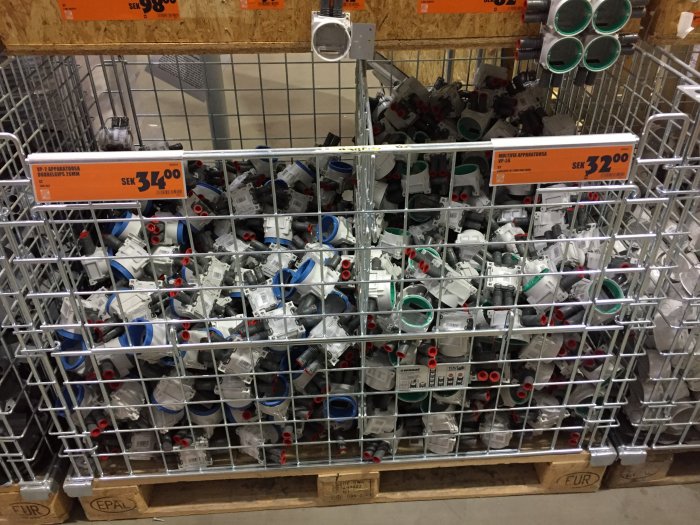 Elektriska kopplingsdosor i en korg på Hornbach med priserna 32 och 34 svenska kronor synliga.