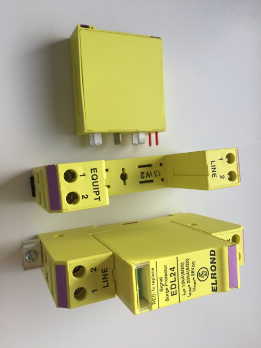 Överspänningsskydd för telesidan från Elrond i gult, visar tre enheter och konnektorer.