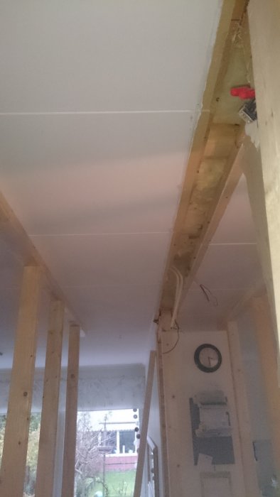 Renoverat tak med gipsskivor och synliga reglar i ett pågående byggprojekt inomhus.