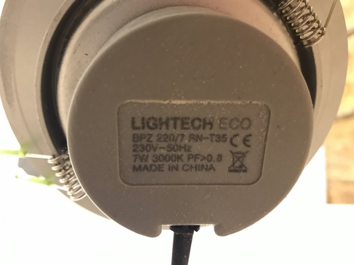 Närbild på etiketten av en downlight drivdon med texten "LIGHTTECH ECO" och tekniska specifikationer.