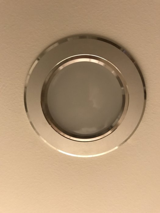 Downlight i taket med synligt drivdon, fråga om kompatibilitet med dosdimmer för zwave-styrning.