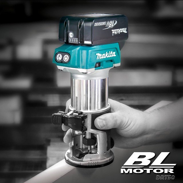 En Makita 18V borstlös motor som fästs på ett verktyg, mot suddig bakgrund som antyder en verkstad.