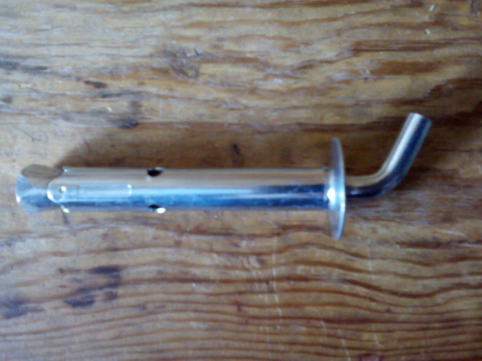 En 14 mm tjock böjd rördel med mutter som visas på en träyta, relaterad till installationsproblem.