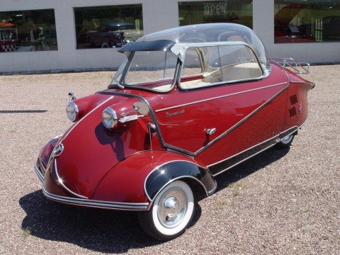 Röd Messerschmitt KR200 microbil parkerad utomhus i soligt väder.