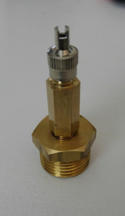 Mässingskomponent till hydrofor med gängad nedre del och koppling i toppen.