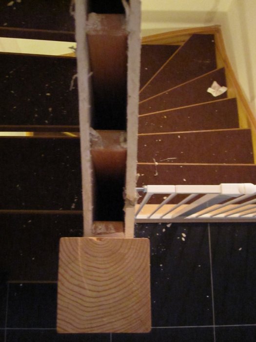 Renoverad trappa med nytt spår för kablage, fräsning i trä och räcke syns i bakgrunden.