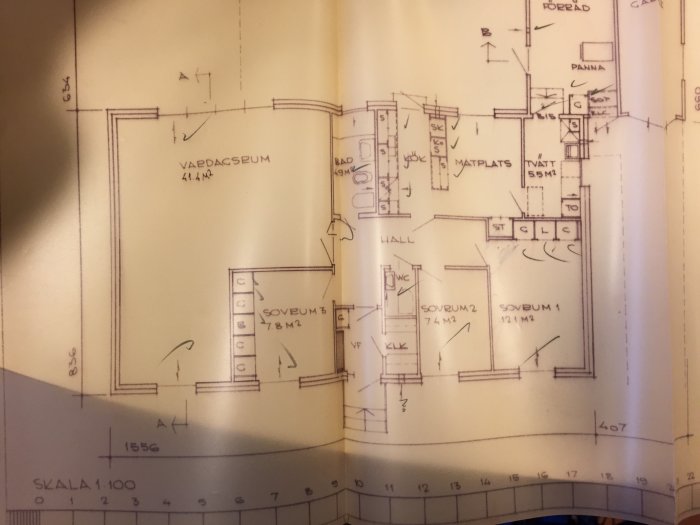 Arkitektritning av en husplan som visar väggarnas layout, inklusive väggen mellan vardagsrum och sovrum.