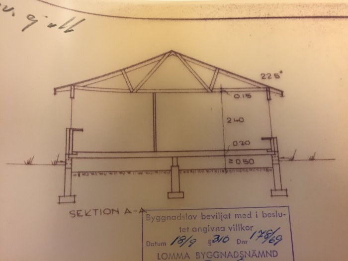 Sektion A-A av ett hus med mått och beteckningar på väggkonstruktioner och taklutning.