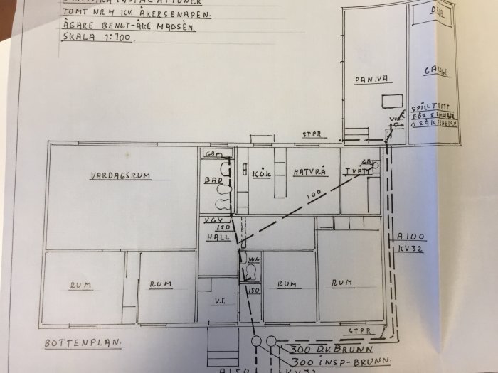 Handritad planlösning av ett hus med potentiell köksflytt markerad.