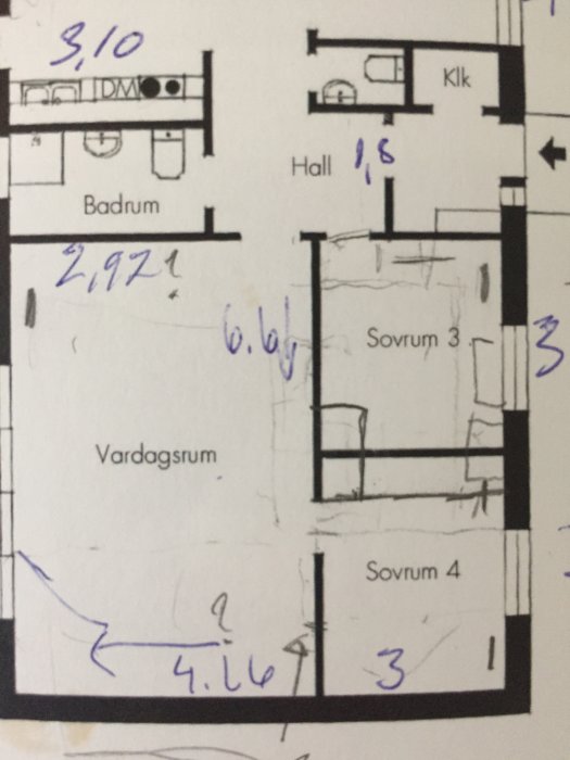 Handritad planlösning som visar en vägg mellan vardagsrum och sovrum med måttangivelser och anteckningar.