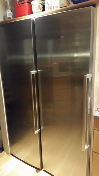 Ny Bosch premium kyl och frys i rostfritt stål utan fotpedal, stift handtag.
