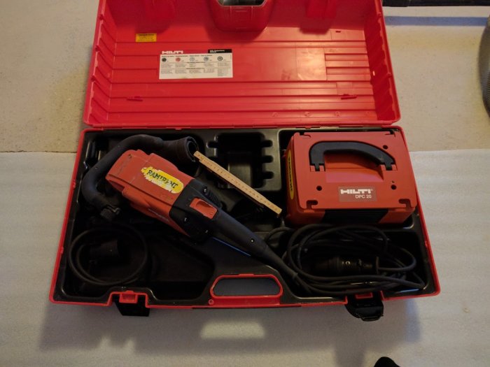 Hilti verktyg i en öppen röd verktygslåda mot en ljus bakgrund.