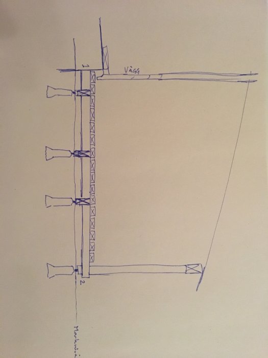 Handritad skiss av stommen för ett altanbygge med olika konstruktionsförslag.