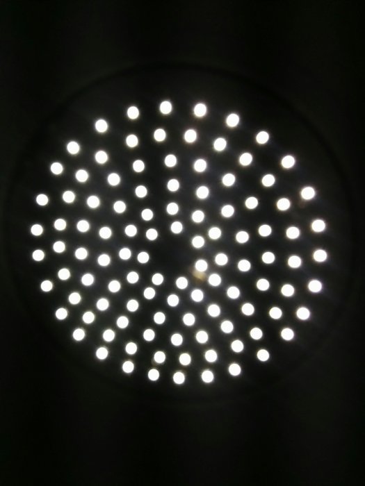 Takarmatur med tända lysdioder i cirkulär formation sedd underifrån.