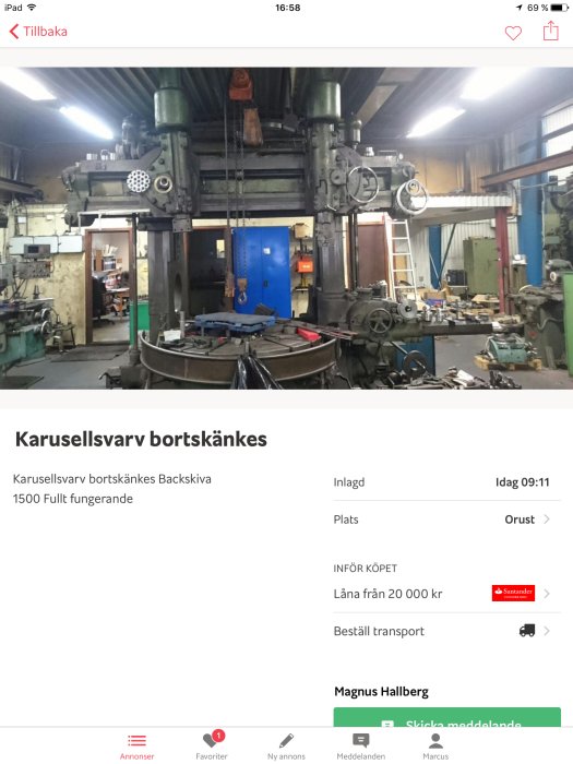 Verkstadsinteriör med stor, industriell karusellsvarv. Maskiner och verktyg synliga. Ingen människa i bilden. Skärmdump med annonstext.