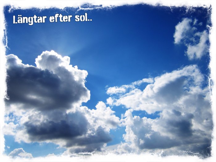 Blå himmel med fluffiga moln och solstrålar som skiner genom, text "Längtar efter sol..