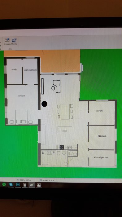 Skiss i Paint av planlösning för en bostad visad på en datorskärm, innehåller sovrum och vardagsrum.