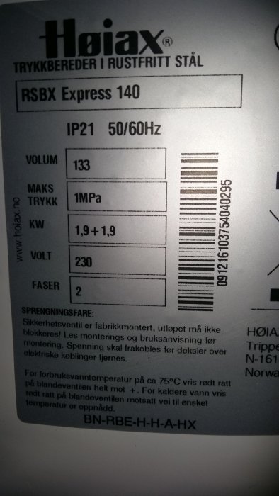 Etikett på en Hoiax tryckberedare med specifikationer: 230V, 2 faser och 1.9+1.9kW effekt, antyder felkoppling av 230V uttag.