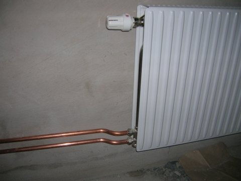 Radiatorkoppling med kopparrör anslutna till en värmeelement, fråga om korrekt metod och kopplingstyp.