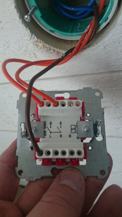 Nya Elko strömbrytare installeras, elektriska kablar kopplade, före infästning i dosa.