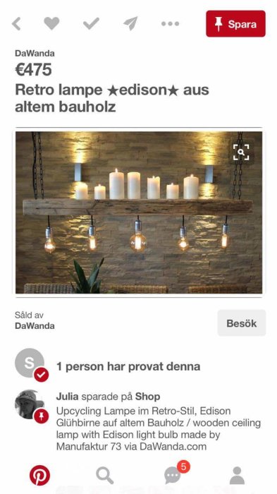 Retrostil taklampa med fem Edison-glödlampor hängande från en träplanka med stearinljus ovanpå.