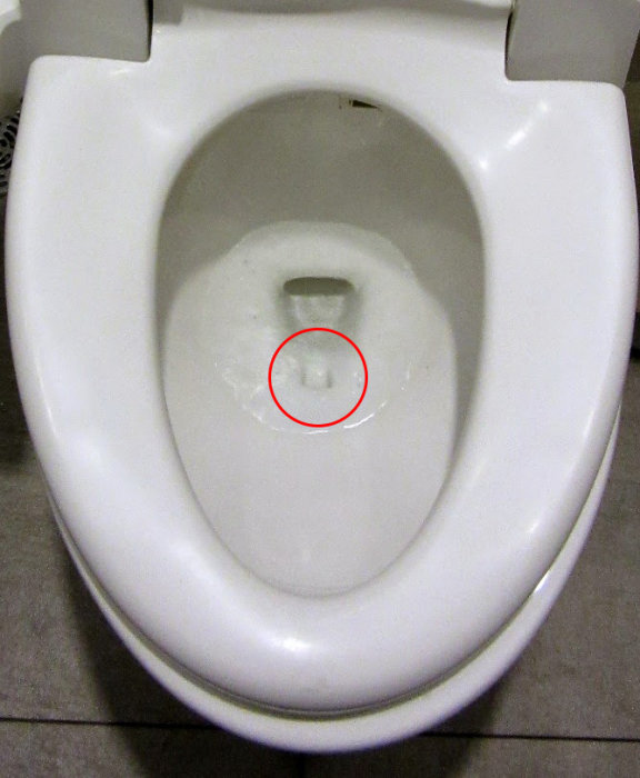 WC-stol som spolar vatten runt ringen, markerat med röd cirkel.