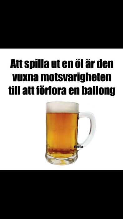 Ölglas fyllt med öl och text "Att spilla ut en öl är den vuxna motsvarigheten till att förlora en ballong" överst.