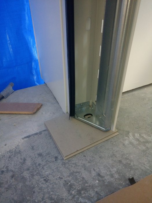Garageportskena som inte når ner till golvet, 8 mm glapp på en sida och 6 mm på andra.