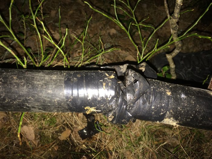 Skarvning av inkommande elkabel i plaströr fastsatt med släppt eltejp utomhus.