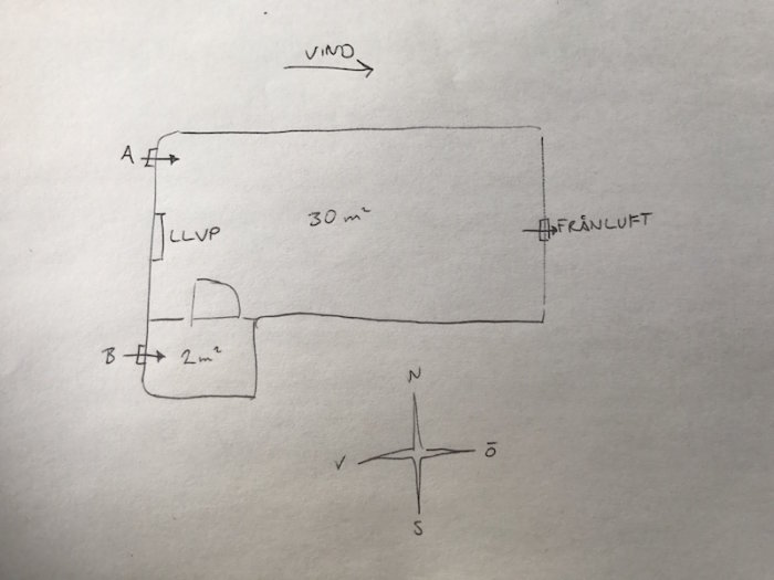 Handritad skiss av planlösning för ombyggt höloft med markerade ventilplatser och luftvärmepump.