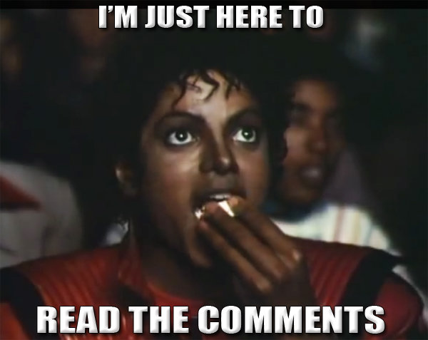 Person som äter popcorn och läser text, med text överlagrad som säger "I'm just here to read the comments".