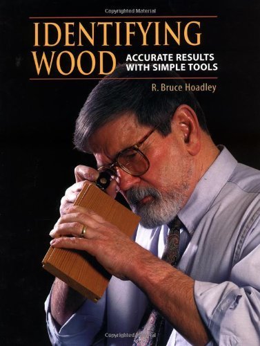 Omslagsbild på boken "Identifying Wood" där en man undersöker ett trästycke med ett förstoringsglas.