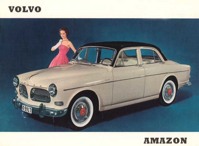 Vintage Volvo Amazon bil med kvinna i rosa klänning som lutar sig mot taket.