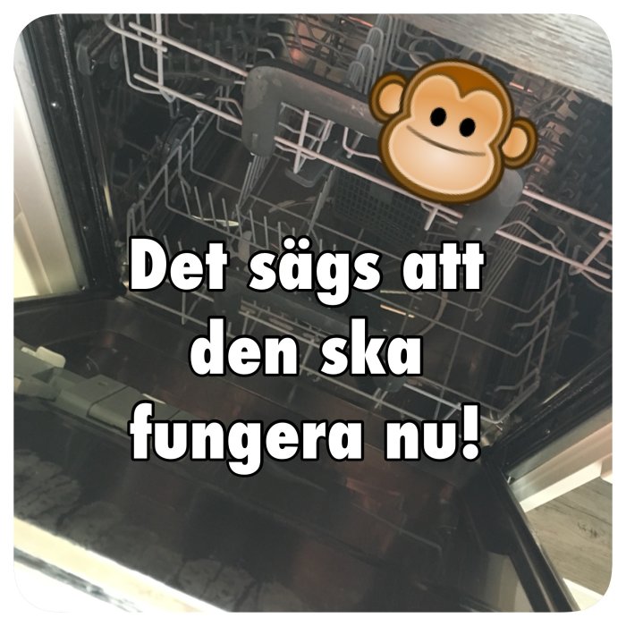 Öppen diskmaskin med tomma korgar och en emoji-klistermärke som säger "Det sägs att den ska fungera nu!