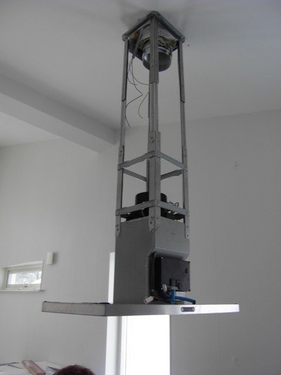 Installation av en hissbar takmonterad projektorlift i ett rum.