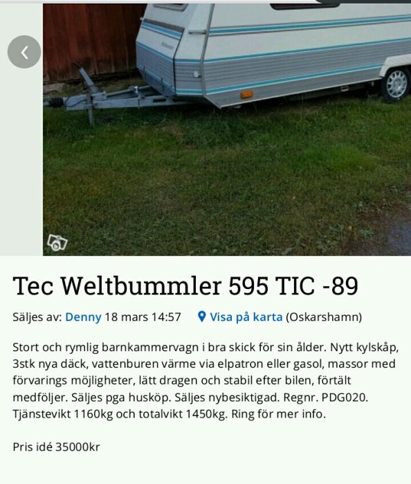 Husvagn parkerad på gräsmatta, vitt och turkos med texten "Tec Weltbummler 595 TIC -89" synlig på sidan.