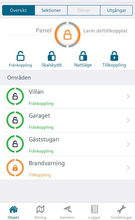 Skärmbild av säkerhetssystemets app med översikt över larmstatus och sektioner som villa och garage.