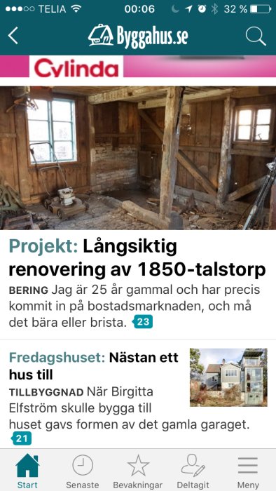 Inuti en 1850-talsstuga under renovering med exponerade träbjälkar och ett gammalt fönster.