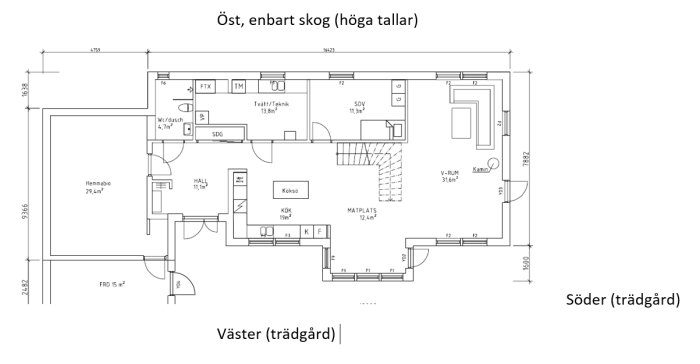 Ritning av enplanshus med markerade fönster och rum, inklusive vardagsrum orienterat mot söder.