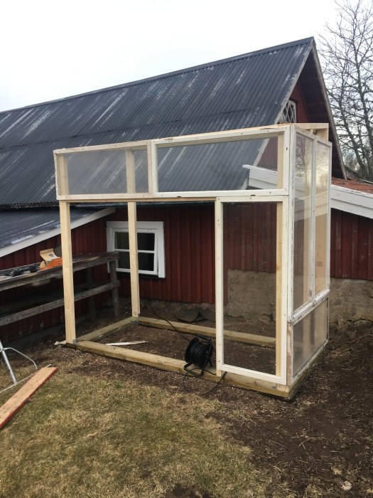 Stomme till en mindre fristående byggnad under konstruktion på en bakgård.