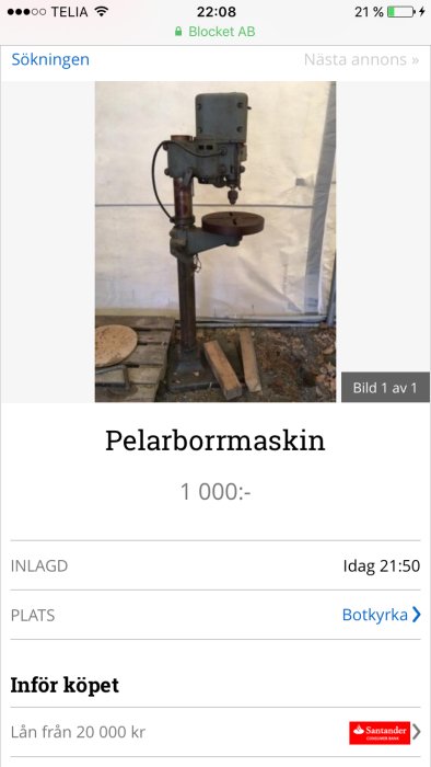 Gammal pelarborrmaskin till salu står på ojämnt underlag.