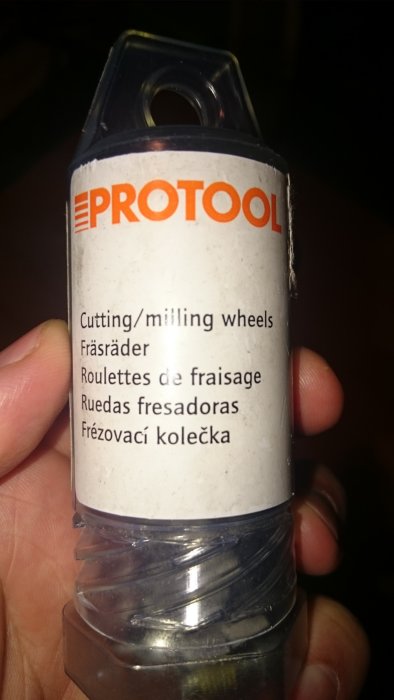 Nya fräsämnen från Festool HW-FZ 12 i förpackning med text "fräsämnen" på olika språk.